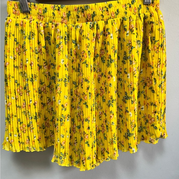 Chelsea & Violet Shorts Womens Small Yellow Floral Chiffon Lined Pleated Flowy - Picture 5 of 7